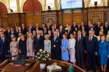 Riga, Letonya - 8 Temmuz 2019: Letonya Devlet Başkanı Egils Levits, Letonya Cumhurbaşkanı ailesi, Letonya eski başkanları, Letonya Milletvekilleri ve Letonya Milletvekilleri Riga ile fotoğraf çektirdi.