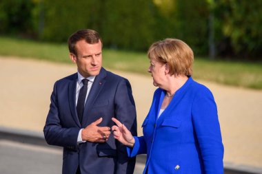 Brüksel, Belçika - 11 Temmuz 2018: Fransa Cumhurbaşkanı Emmanuel Macron ve Almanya Başbakanı Angela Merkel, Çalışma yemeğinden önce, Nato Zirvesi 2018 sırasında çekilmiş fotoğrafı