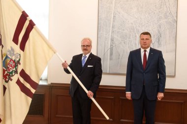 Riga, Letonya - 8 Temmuz 2019: Letonya'nın Yeni Seçilen Başkanı Egils Levits ve Letonya Eski Başkanı Raimonds Vejonis, Letonya Cumhurbaşkanı'nın ofisinde ki giriş töreninde