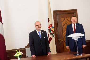 Riga, Letonya - 8 Temmuz 2019: Letonya'nın Yeni Seçilen Başkanı Egils Levits ve Letonya Eski Başkanı Raimonds Vejonis, Letonya Cumhurbaşkanı'nın ofisinde ki giriş töreninde