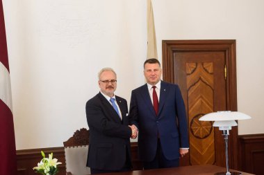 Riga, Letonya - 8 Temmuz 2019: Letonya'nın Yeni Seçilen Başkanı Egils Levits ve Letonya Eski Başkanı Raimonds Vejonis, Letonya Cumhurbaşkanı'nın ofisinde ki giriş töreninde