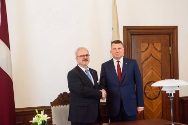Riga, Letonya - 8 Temmuz 2019: Letonya'nın Yeni Seçilen Başkanı Egils Levits ve Letonya Eski Başkanı Raimonds Vejonis, Letonya Cumhurbaşkanı'nın ofisinde ki giriş töreninde