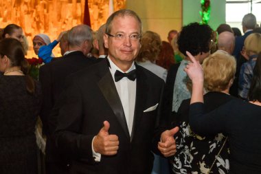 Riga, Letonya - 8 Temmuz 2019: Avrupa Parlamentosu Üyesi Andris Ameriks, Letonya Cumhurbaşkanı Sayın Egils Levits'in açılışı şerefine Letonya First Lady'si Bayan Andra Levite eşliğinde resepsiyonsırasında.