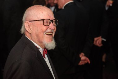 Riga, Letonya - 8 Temmuz 2019: Letonyalı şair Knuts Skujenieks, Letonya Cumhurbaşkanı Sayın Egils Levits'in açılışı şerefine Letonya First Lady'si Bayan Andra Levite eşliğinde resepsiyon sırasında.