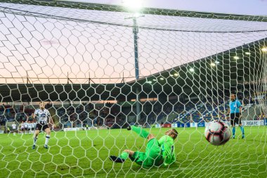 Riga, Letonya. 17 Temmuz 2019. Sean Hoare (L) penaltılar sırasında galibiyet golünü attı. Roberts Ozols (R), Riga Fc'nin yerde ki kalecisi. Uefa Şampiyonlar Ligi 1.