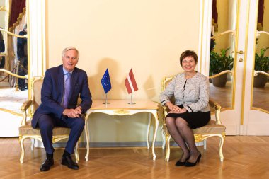 Riga, Letonya. 18 Temmuz 2019. Michel Barnier (L), Avrupa Birliği'nden Çıkış yapan Birleşik Krallık Baş Müzakerecisi ve Letonya Parlamentosu'ndaki toplantıda Saeima (Letonya Parlamentosu) Başkan Yardımcısı Dagmara Beitnere-Le Galla.