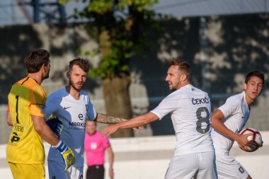 Riga, Letonya. 18 Temmuz 2019. Kaspars Ikstens (L), rfs takımının kalecisi, Ante Vukusic, Endri Cikici ve Luka Menalo (R) . RFS ve Olimpija Ljubljana arasında UEFA Avrupa Ligi Birinci Ön Eleme turu futbol maçı. Daugava stadyumu, Riga.