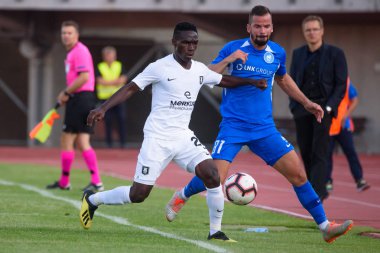 Riga, Letonya. 18 Temmuz 2019. Olimpija Ljubljana takımından Eric Boakye (L), Rfs ve Olimpija Ljubljana arasında oynanan Uefa Avrupa Ligi Birinci Ön Eleme Turu maçında Olimpija Ljubljana ve Tomas Simkovic (R) takımı. Daugava stadyumu, Riga.