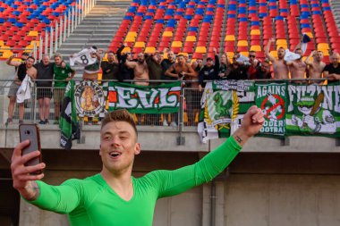 Riga, Letonya. 18 Temmuz 2019. Nejc Vidmar, takım Olimpija Ljubljana kalecisi, rfs ve Olimpija Ljubljana arasında Uefa Avrupa Ligi İlk Ön Eleme turu futbol oyunu kazandıktan sonra, takımının hayranları ile selfie yapar. 