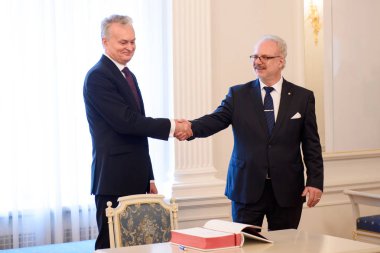 Riga, Letonya. 23 Temmuz, 2019. Gitanas Nauseda, Litvanya Cumhurbaşkanı ve Egils Levits, Riga Kalesi Letonya Cumhurbaşkanı, Litvanya Cumhurbaşkanı sırasında Letonya devlet ziyareti.