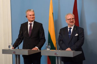 Riga, Letonya. 23 Temmuz, 2019. Riga Kalesi 'nde toplantısından sonra Letonya Cumhurbaşkanı Gitanas Nauseda, Litvanya Cumhurbaşkanı ve Egils Levits, basın konferansı.