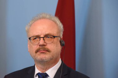 Riga, Letonya. 23 Temmuz, 2019. Egils Levits, Letonya Cumhurbaşkanı, Gitanas Nauseda, Litvanya Başkanı ve Egils Levits, Letonya Cumhurbaşkanı Riga Kalesi 'nde toplantısından sonra basın toplantısı sırasında.