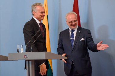 Riga, Letonya. 23 Temmuz, 2019. Riga Kalesi 'nde toplantısından sonra Letonya Cumhurbaşkanı Gitanas Nauseda, Litvanya Cumhurbaşkanı ve Egils Levits, basın konferansı.