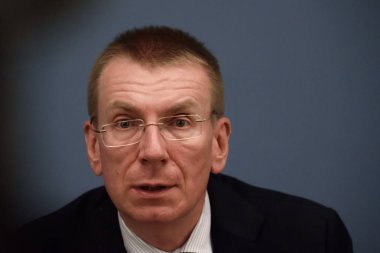 Riga, Letonya. 30 Temmuz, 2019. Edgars Rinkevics, Letonya Dışişleri Bakanı, Pekka Haavisto, Finlandiya Dışişleri Bakanı ve Edgars Rinkevics, Letonya Dışişleri Bakanı basın toplantısı sırasında.