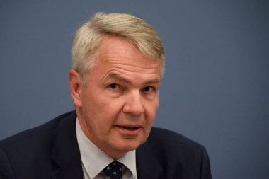 Riga, Letonya. 30 Temmuz, 2019. Pekka Haavisto, Finlandiya Dışişleri Bakanı, Pekka Haavisto, Finlandiya Dışişleri Bakanı ve Edgars Rinkevics, Letonya Dışişleri Bakanı basın toplantısı sırasında.