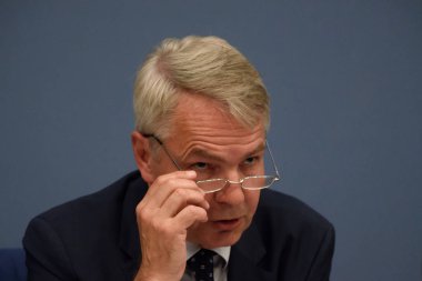 Riga, Letonya. 30 Temmuz, 2019. Pekka Haavisto, Finlandiya Dışişleri Bakanı, Pekka Haavisto, Finlandiya Dışişleri Bakanı ve Edgars Rinkevics, Letonya Dışişleri Bakanı basın toplantısı sırasında.