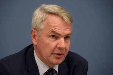 Riga, Letonya. 30 Temmuz, 2019. Pekka Haavisto, Finlandiya Dışişleri Bakanı, Pekka Haavisto, Finlandiya Dışişleri Bakanı ve Edgars Rinkevics, Letonya Dışişleri Bakanı basın toplantısı sırasında.