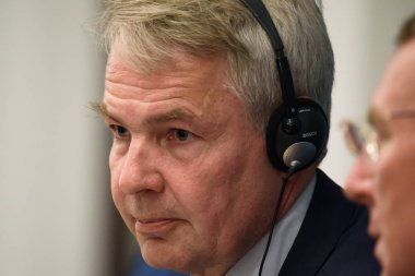 Riga, Letonya. 30 Temmuz, 2019. Pekka Haavisto, Finlandiya Dışişleri Bakanı, Pekka Haavisto, Finlandiya Dışişleri Bakanı ve Edgars Rinkevics, Letonya Dışişleri Bakanı basın toplantısı sırasında.