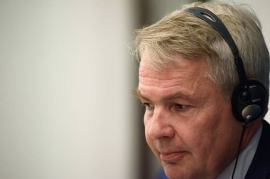 Riga, Letonya. 30 Temmuz, 2019. Pekka Haavisto, Finlandiya Dışişleri Bakanı, Pekka Haavisto, Finlandiya Dışişleri Bakanı ve Edgars Rinkevics, Letonya Dışişleri Bakanı basın toplantısı sırasında.