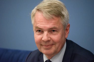 Riga, Letonya. 30 Temmuz, 2019. Pekka Haavisto, Finlandiya Dışişleri Bakanı, Pekka Haavisto, Finlandiya Dışişleri Bakanı ve Edgars Rinkevics, Letonya Dışişleri Bakanı basın toplantısı sırasında.