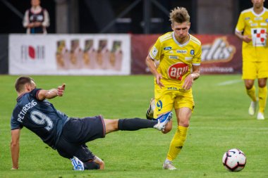 Riga, Letonya. 06 Ağustos 2019. Armands Petersons (L) ve Riku Riski (R), Uefa Avrupa Ligi Üçüncü Ön Eleme turu 1. Daugava stadyumu, Riga.
