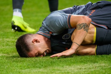 Riga, Letonya. 06 Ağustos 2019. Takım Riga Fc futbolcu yerde yatan, sakatlıktan sonra, Uefa Avrupa Ligi Üçüncü Ön Eleme turu 1. Daugava stadyumu, Riga.