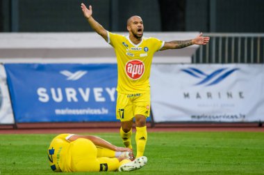 Riga, Letonya. 06 Ağustos 2019. Sebastian Dahlstrom (aşağı) ve Nikolai Alho (R), Uefa Avrupa Ligi Üçüncü Ön Eleme turu 1. Daugava stadyumu, Riga.