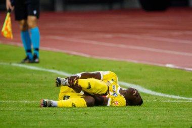 Riga, Letonya. 06 Ağustos 2019.Hjk Helsinki takımının küçük sakatlığının ardından yerde yatan, Uefa Avrupa Ligi Üçüncü Ön Eleme Turu 1. Daugava stadyumu, Riga.