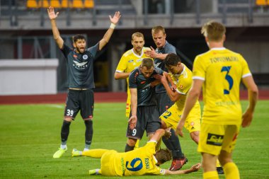 Riga, Letonya. 06 Ağustos 2019. Riku Riski (yerde), Armands Petersons (C) ve Kaan Kairinen (R), Uefa Avrupa Ligi Üçüncü Ön Eleme turu 1. Daugava stadyumu, Riga.