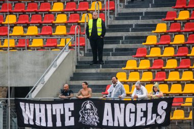 Riga, Letonya. 08 Ağustos 2019. Takım Vitoria Sc birkaç taraftar Beyaz Melekler bayrağı ile tribünde, Uefa Avrupa Ligi Üçüncü Ön Eleme turu 1 ayak futbol oyunu sırasında Fk Ventspils ve Vitoria Sc Daugava stadyum, Riga arasında. 