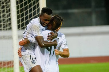 Riga, Letonya. 08 Ağustos 2019. Joseph Amoah (L) ve Davidson da Luz Pereira (R), Fk Ventspils ve Vitoria Sc. Daugava stadyumu, Riga arasında Uefa Avrupa Ligi Üçüncü Ön Eleme turu 1 ayak futbol oyunu sırasında, gol kutluyor.