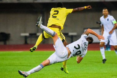 Riga, Letonya. 08 Ağustos 2019. Sony Alcenat (L) ve Florent Hanin (R) eylem, Fk Ventspils ve Vitoria Sc. Daugava stadyumu, Riga arasında Uefa Avrupa Ligi Üçüncü Ön Eleme turu 1 ayak futbol oyunu sırasında.
