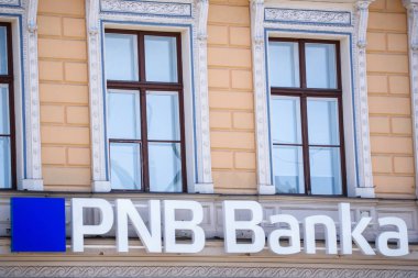 Riga, Letonya. 16 Ağustos 2019. Cephede Pnb Bank logosu. Pnb Bank (eski adıyla Norvik Bank). Pnb Bank, Avrupa Merkez Bankası'nın (Ecb) anonsu sonrasında kapandı.
