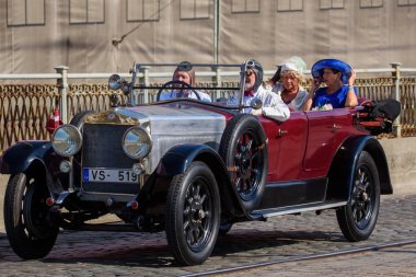 Riga, Letonya. 17 Ağustos 2019. Eski bir Fiat araba, Riga Retro sırasında katılır 2019 - olay Baltık Yolu 30 yıldönümü adanmış. 100'den fazla araba Retro araç geçit töreni.