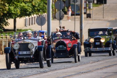 Riga, Letonya. 17 Ağustos 2019. Eski bir Fiat araba, Riga Retro sırasında katılır 2019 - olay Baltık Yolu 30 yıldönümü adanmış. 100'den fazla araba Retro araç geçit töreni.