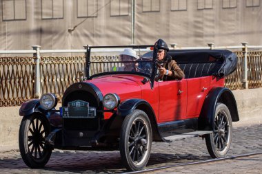 Riga, Letonya. 17 Ağustos 2019. Kırmızı retro cabriolet, Riga Retro sırasında 2019 - olay Baltık Yolu 30 yıldönümü adanmış. 100'den fazla araba Retro araç geçit töreni