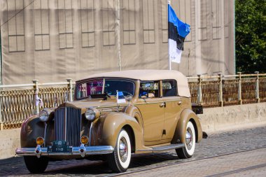 Riga, Letonya. 17 Ağustos 2019. Riga Retro 2019 - Baltık Yolu'nun 30. 100'den fazla araba Retro araç geçit töreni