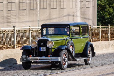 Riga, Letonya. 17 Ağustos 2019. Retro Buick araba katılır, Riga Retro sırasında 2019 - olay Baltık Yolu 30 yıldönümü adanmış. 100'den fazla araba Retro araç geçit töreni
