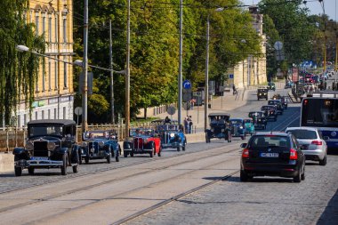 Riga, Letonya. 17 Ağustos 2019. Araba sütun, Riga Retro sırasında 2019 - olay Baltık Yolu 30 yıldönümü için adanmış. 100'den fazla araba Retro araç geçit töreni