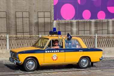 Riga, Letonya. 17 Ağustos 2019. Eski Militsiya araba, Riga Retro sırasında 2019 - olay Baltık Yolu 30 yıldönümü adanmış. 100'den fazla araba Retro araç geçit töreni