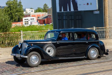 Riga, Letonya. 17 Ağustos 2019. Eski, siyah Mercedes Benz araba, Riga Retro sırasında 2019 - olay Baltık Yolu 30 yıldönümü adanmış. 100'den fazla araba Retro araç geçit töreni