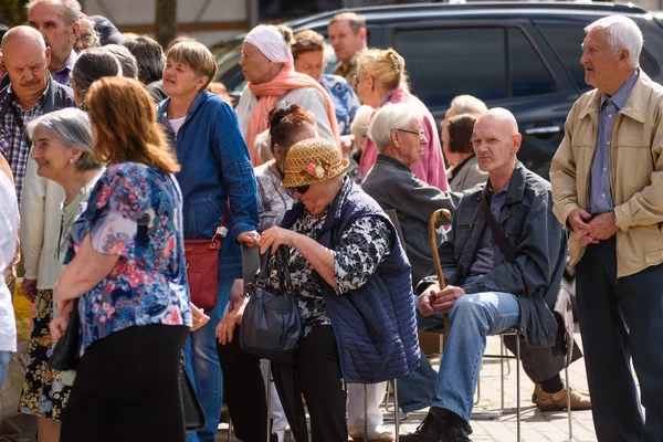 Riga, Letonya. 22 Ağustos 2019. İnsanlar, feshedilmiş Pnb Bank'ın (eski adıyla Norvik Bank) tazminat ödemelerini beklemek için arka arkaya duruyorlar. Pnb Bank, Avrupa Merkez Bankası'nın (Ecb) anonsu sonrasında kapandı.