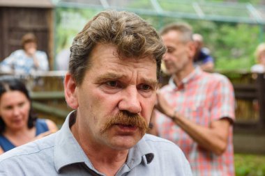 Riga, Letonya. 29 Ağustos 2019. Ingmars Lidaka, eski politikacı, Riga Hayvanat Bahçesi müdürü, Riga Hayvanat Bahçesi'nde 19 yıllık Galapagos Tortoises tartma olay sırasında.