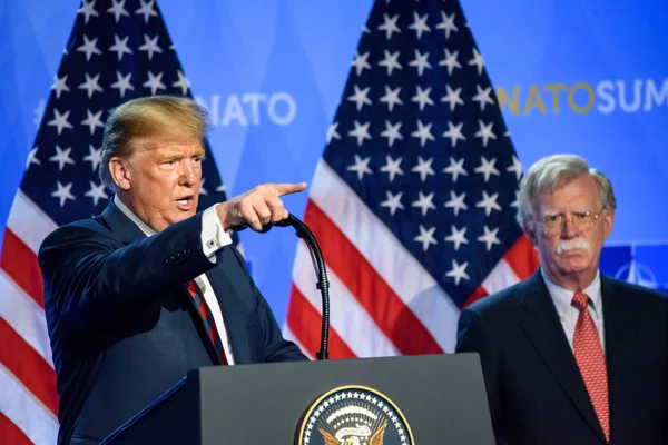 Brüksel, Belçika. 12 Temmuz 2018. Donald Trump, Amerika Birleşik Devletleri Başkanı ve John R. Bolton, 2018 Nato Zirvesi'nde basın toplantısında.
