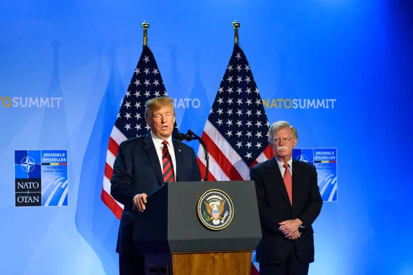 Brüksel, Belçika. 12 Temmuz 2018. Donald Trump, Amerika Birleşik Devletleri Başkanı ve John R. Bolton, 2018 Nato Zirvesi'nde basın toplantısında.