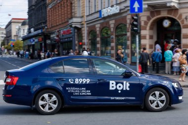 Riga, Letonya. 22 Ağustos 2019. Riga şehrinde sokakta sürüş Bolt şirket taksi. Bolt, eski adıyla Taxify, Estonya'nın Tallinn, Estonya'da kurulmuş bir taşımacılık ağı şirketidir.