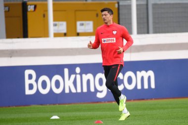 Riga, Letonya. 9 Ekim 2019. Polonya takımı oyuncusu Robert Lewandowski, Uefa Euro 2020 eleme maçından önce Letonya milli takımı ve Polonya milli takımı arasındaki resmi antrenman sırasında.