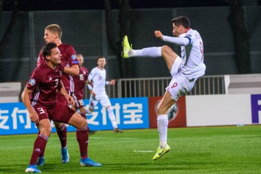 Riga, Letonya. 10 Ekim 2019. Marcis Oss (L, # 3) ve Robert Lewandowski (R), Uefa Euro 2020 ön eleme maçında Letonya milli takımı ile Polonya milli takımı arasında oynandı..