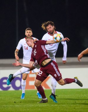 Riga, Letonya. 10 Ekim 2019. Mateusz Klich (L), Vladislavs Gutkovskis (C) ve Grzegorz Krychowiak (R), Uefa Euro 2020 ön eleme maçında Letonya milli takımı ile Polonya milli takımı arasında oynandı. Fotoğraf: Gints Ivuskanlar / Alamy Live News