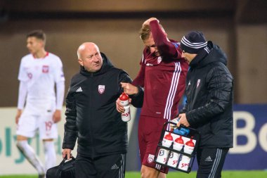 Riga, Letonya. 10 Ekim 2019. Kristers Tobers (C), sakatlandıktan sonra, Uefa Euro 2020 eleme maçında Letonya milli takımı ile Polonya milli takımı arasında oynandı.. 